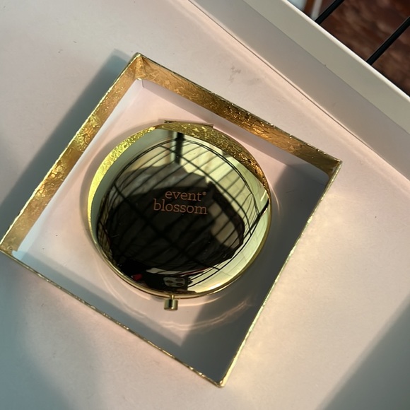 “Allison” Makeup Mirror - Picture 3 of 3